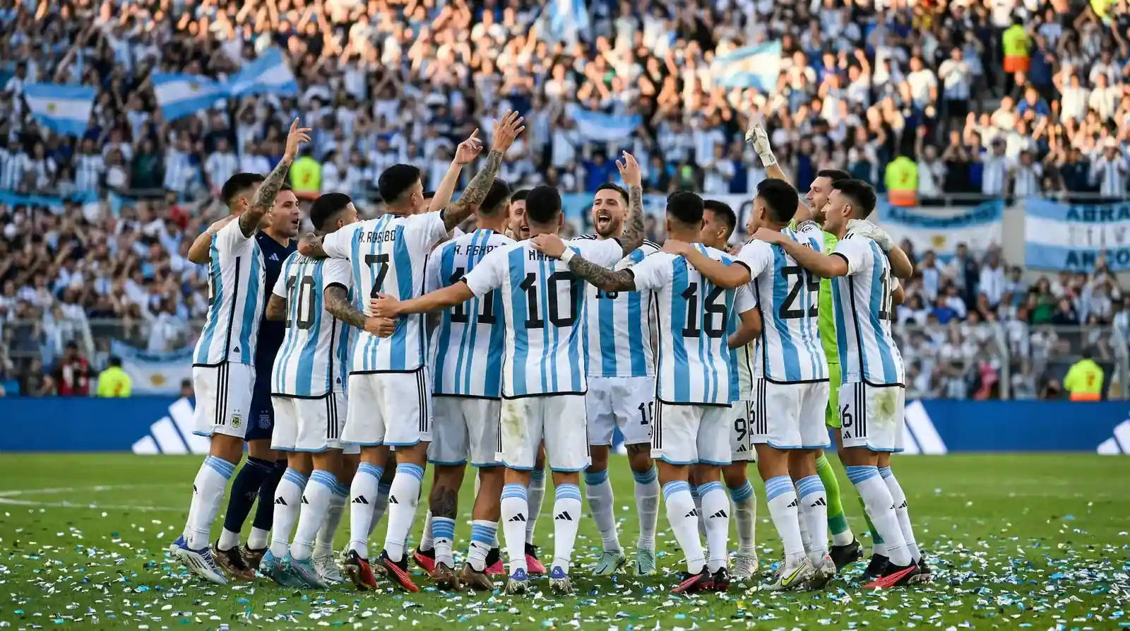 Argentina landslaget feirer med VM-trofeet
