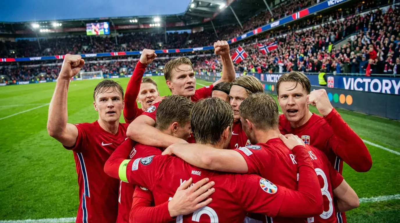 Norske landslagsspillere i røde drakter feirer mål på fotballbanen